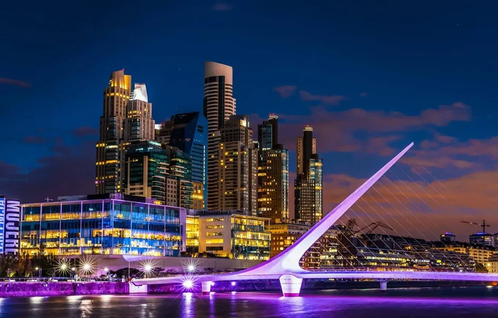 Puente de la Mujer y skyline de Puerto Madero, Buenos Aires